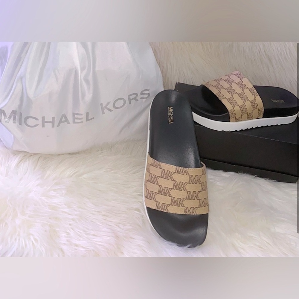 Michael Kors🤎Slides - Picture 2 of 5
